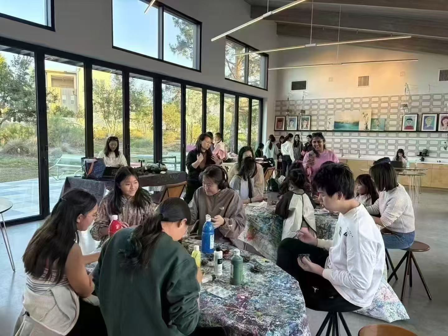 学员围坐长桌进行手工创作