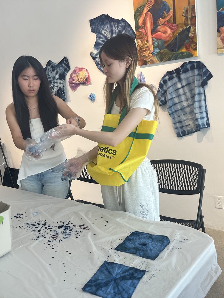 两位学员在工作台上完成蓝染作品