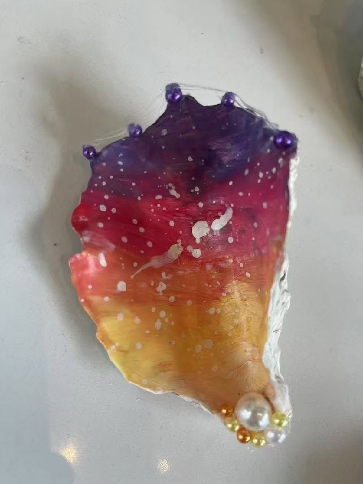 日落配色的彩绘蚝壳，边缘缀珠
