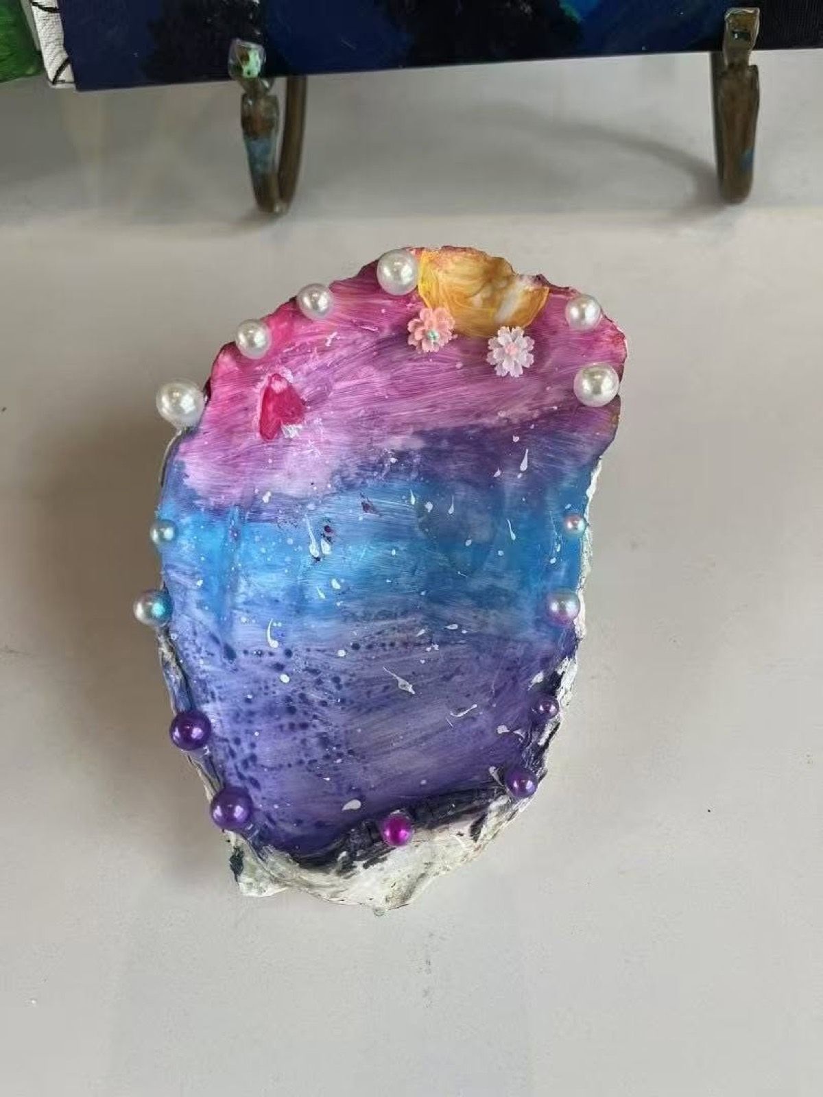 星空配色的彩绘蚝壳，缀有珍珠与小花