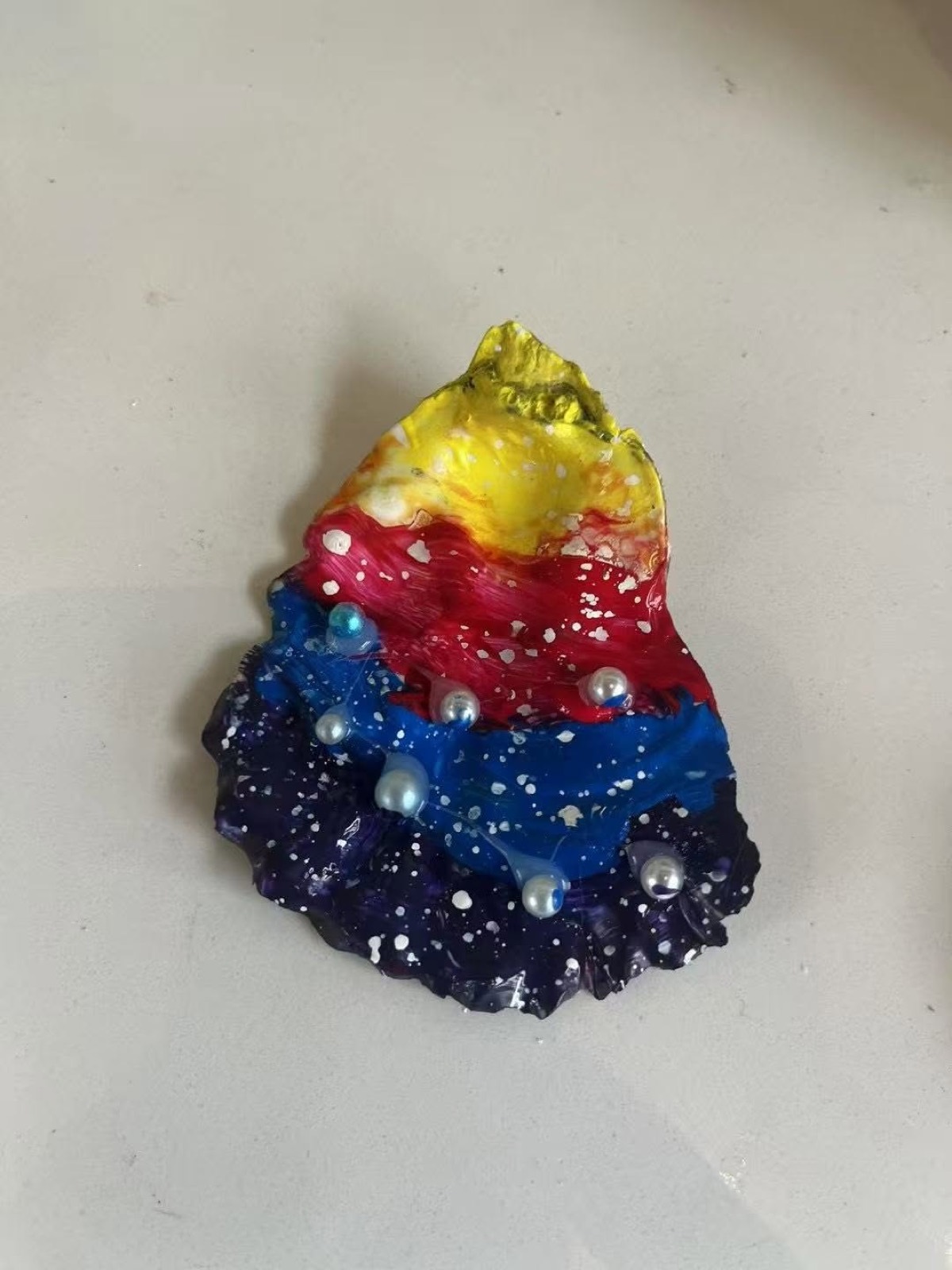 由黄到深蓝渐变的彩绘蚝壳，点缀珍珠