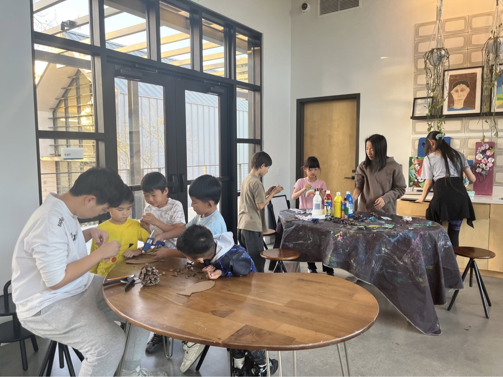 工作坊现场全景，两桌孩子同时创作