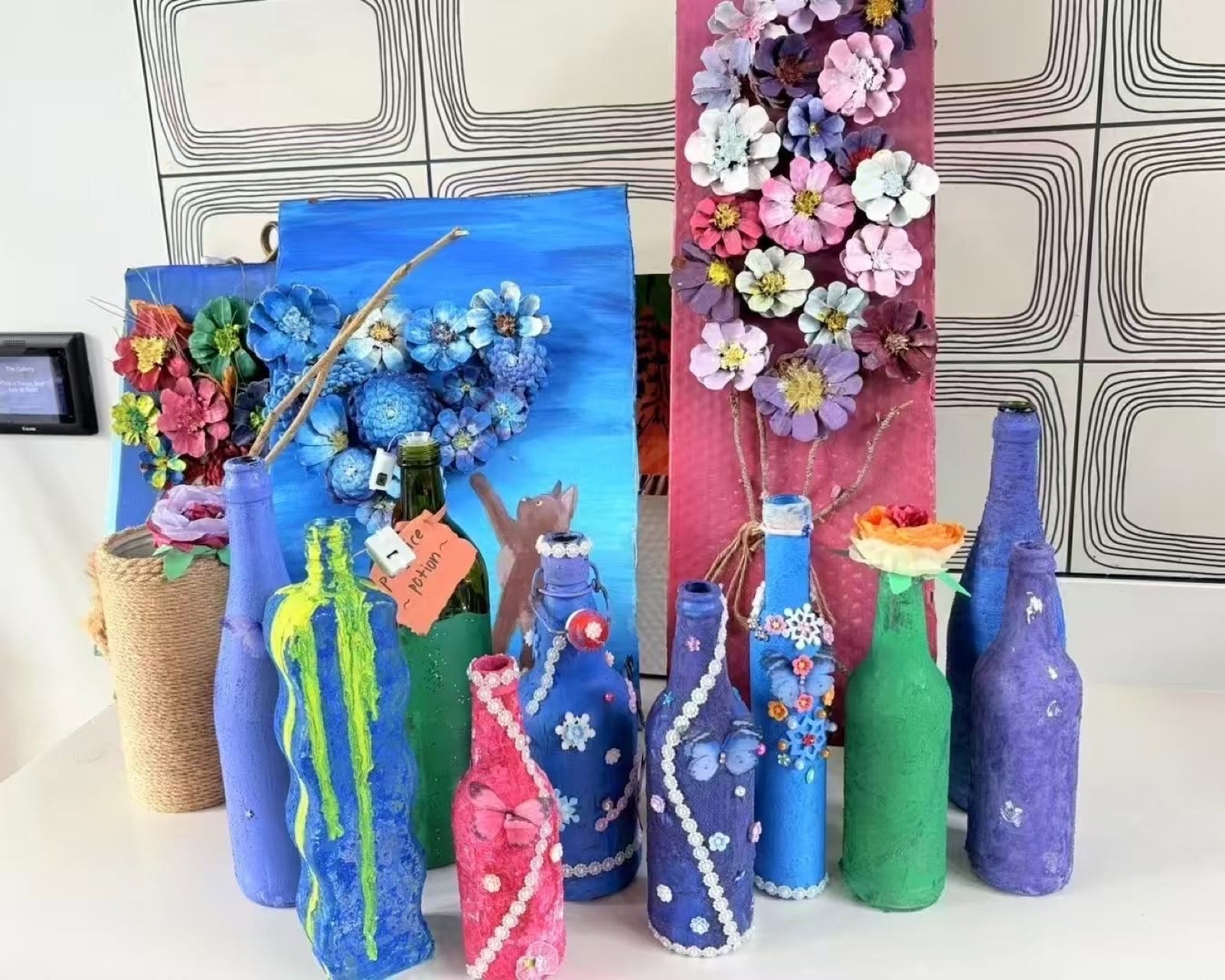 一组彩绘瓶罐与立体花卉装饰作品