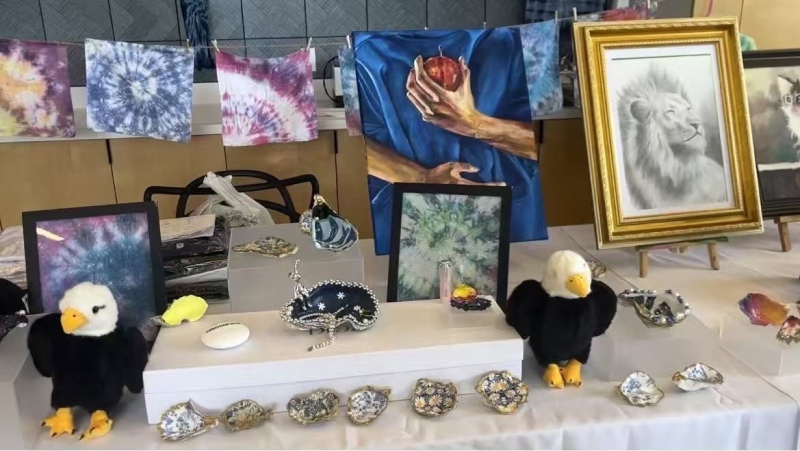 展台上的扎染布、彩绘石头与手工摆件