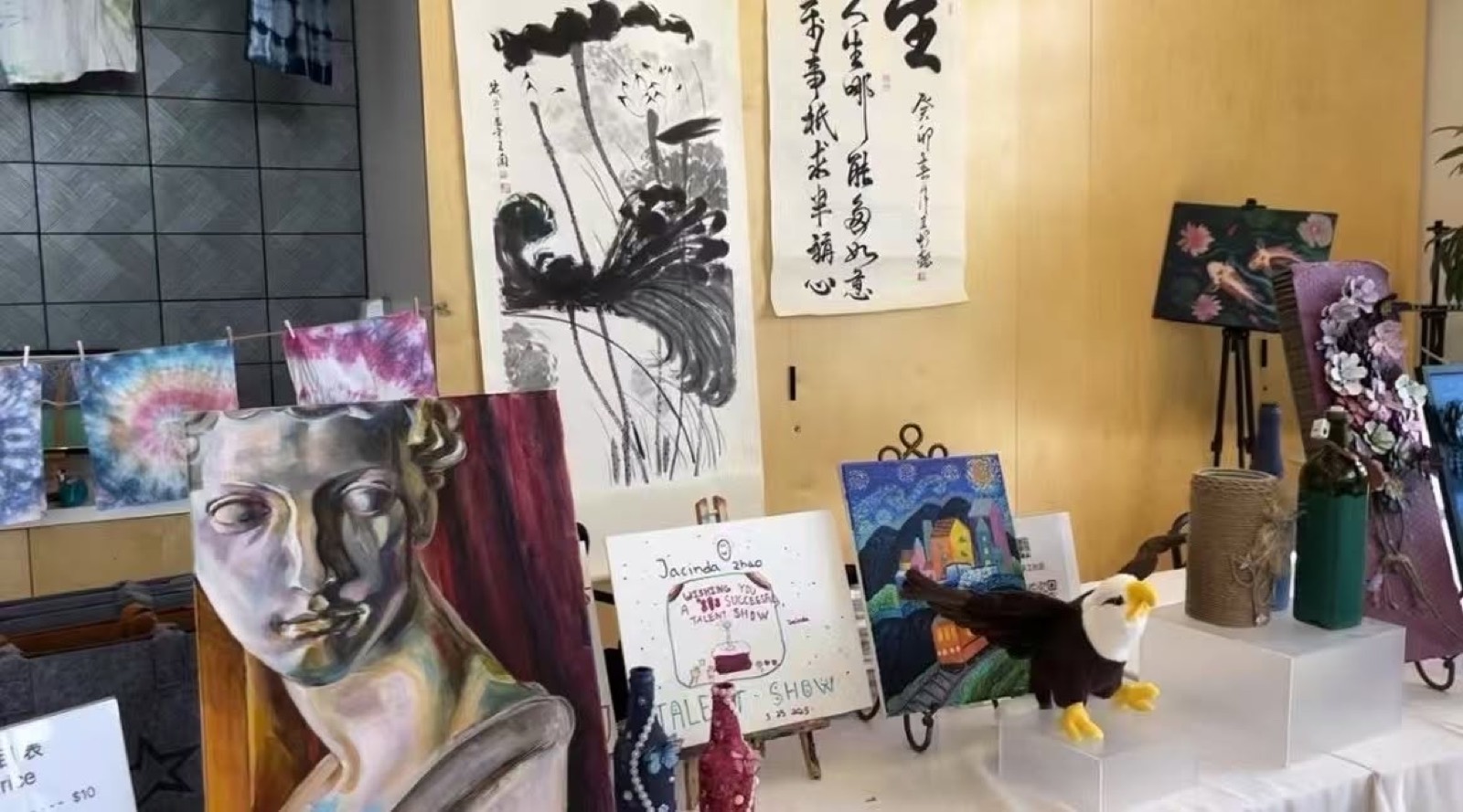 展线一侧，书法、绘画与手工作品同台陈列